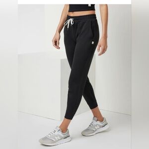 Vuori performance jogger in black